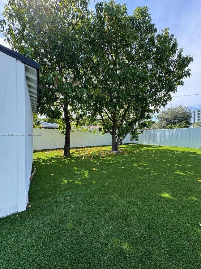 Building Photo - 4863 SW 44th Terrace