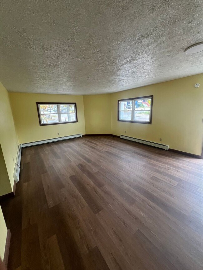 Building Photo - 330-32 PARADE