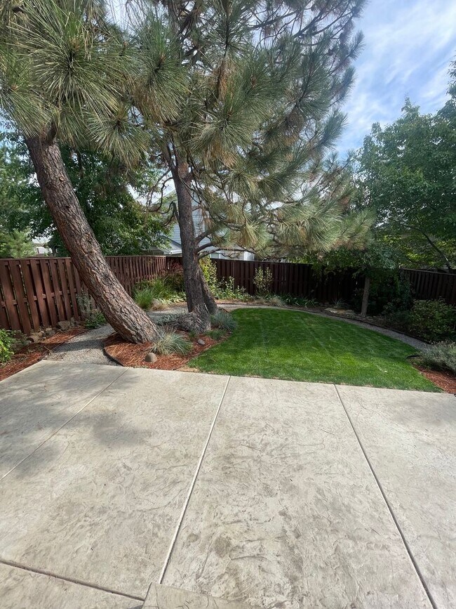 Building Photo - 2 Story Townhouse in Bend