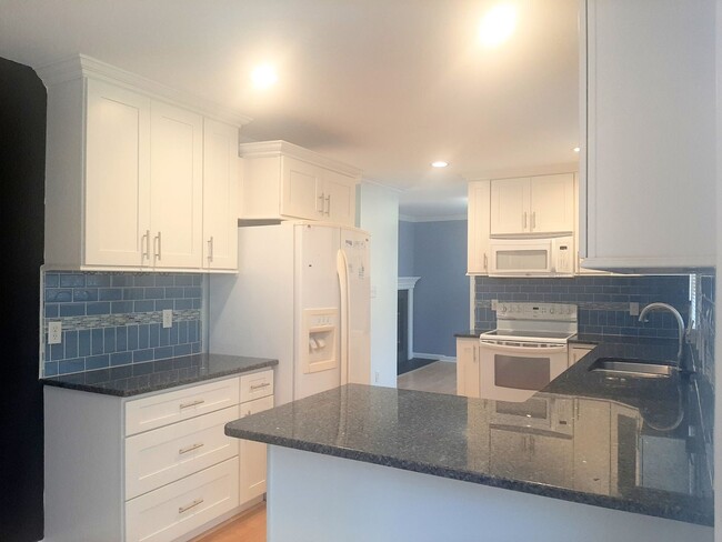 Building Photo - Beautiful 3 Bedroom 2.5 Bathroom Home in H...