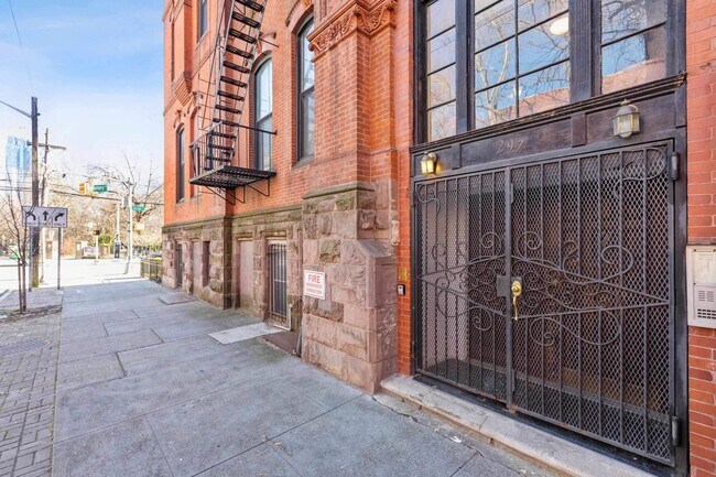 Building Photo - 297 Montgomery St