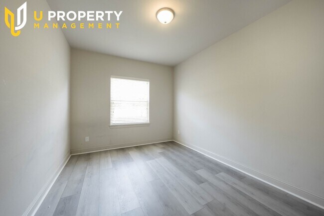 Building Photo - 2745 Troutt Dr