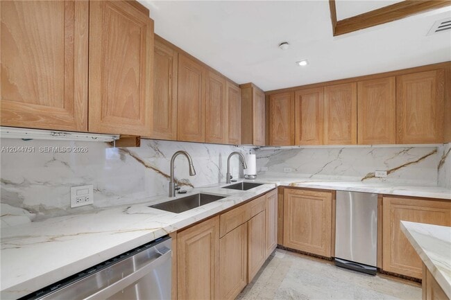 Building Photo - 5025 Collins Ave