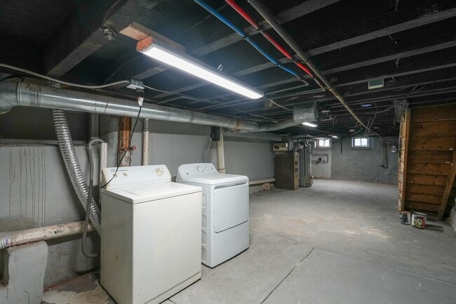 Building Photo - Amazing newly redone large 3 bedroom