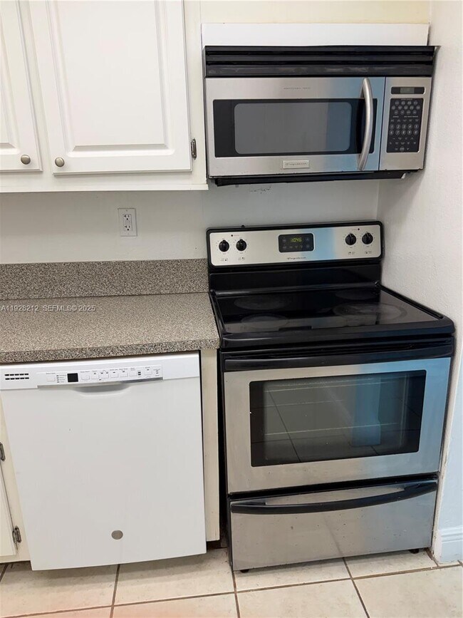 Building Photo - 1805 Sans Souci Blvd