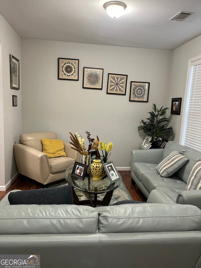 Building Photo - 500 Tulip Ln