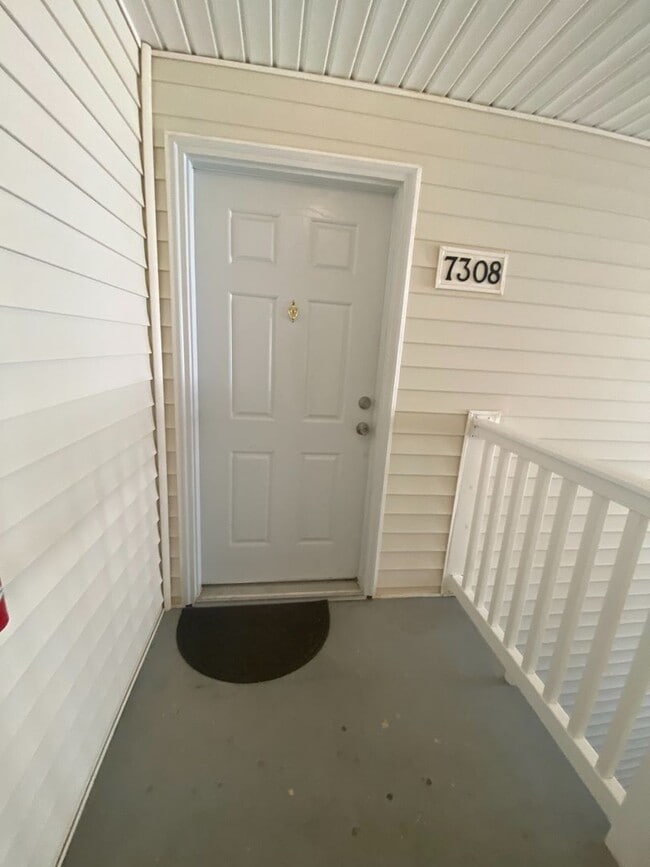 Building Photo - Third Level Condo in Kernersville!