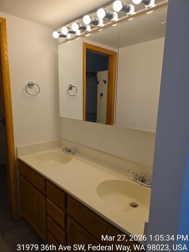 Building Photo - Twin Lakes life on a golf course - 4 bedroom 2.5 bathroom with 2 car garage - Move in now!