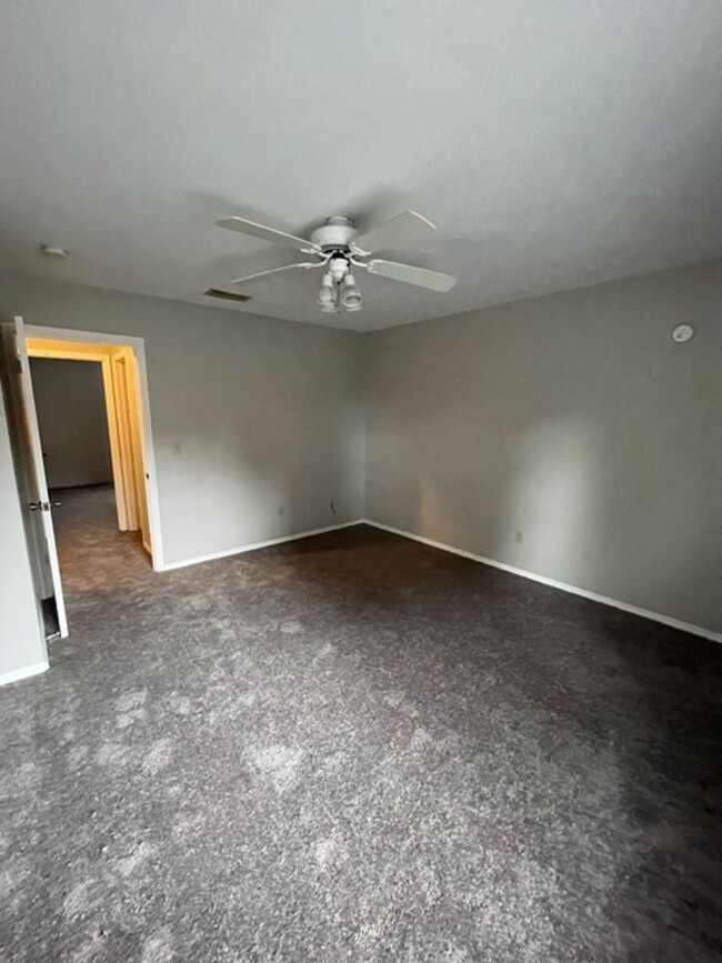 Building Photo - Perfectly Located 2Bed 1.5Bath For Rent in...