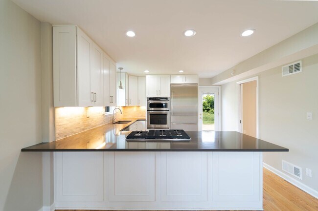 Building Photo - Spacious Split-Level with In-Law Suite & B...