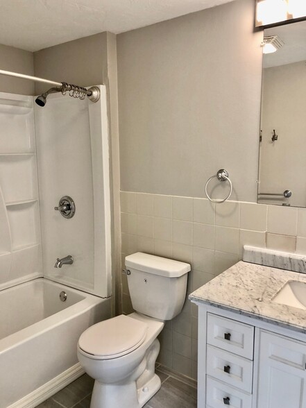 Building Photo - 16 Rollins Ct