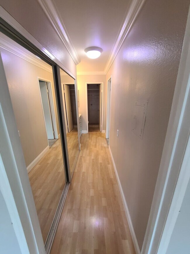 Building Photo - Spacious and Comfortable - Large 1Bd/1Ba - Lots of Natural Light - Private Patio w/ Sun Screens