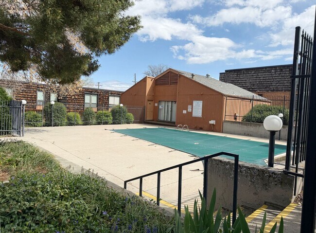 Building Photo - Clean & Quiet 3 Bed / 2.5 Bath Town Home with 2 Car Garage in Arvada