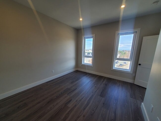 Building Photo - 64 Tolman St