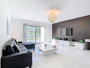 Building Photo - Vineland Road, Orlando, FL 32811 - 2 BR 2.5 BA townhouse