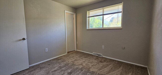 Building Photo - AVAILABLE NOW! Arvada 3 Bed 2 Bath Duplex New Paint New Flooring!