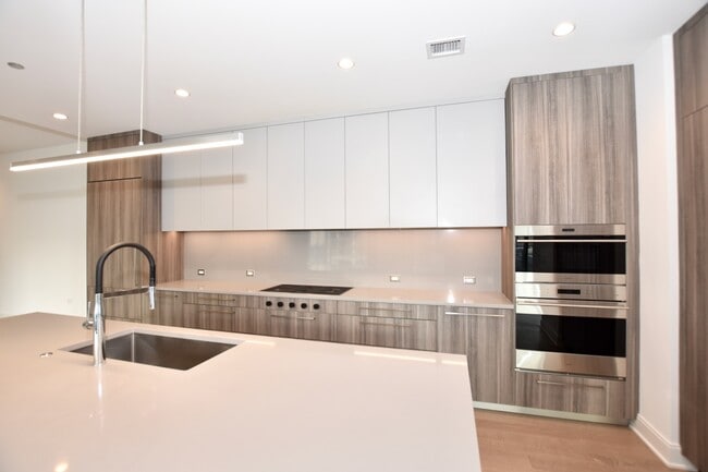 Building Photo - 60 E Randolph St