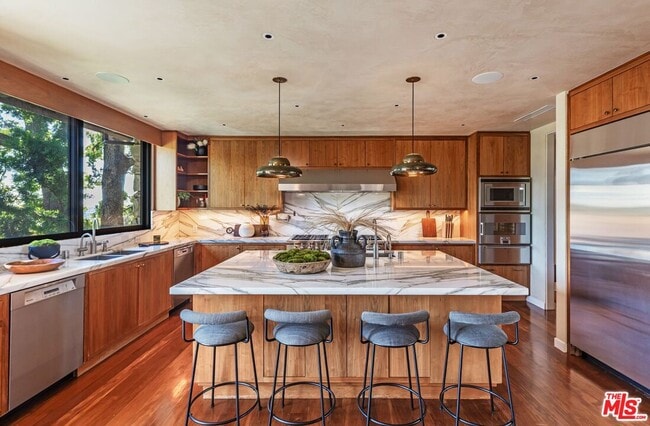 Building Photo - 400 Toyopa Dr