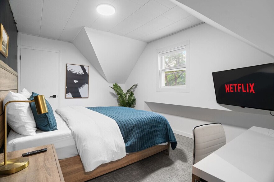 Building Photo - 1115 W 31st St