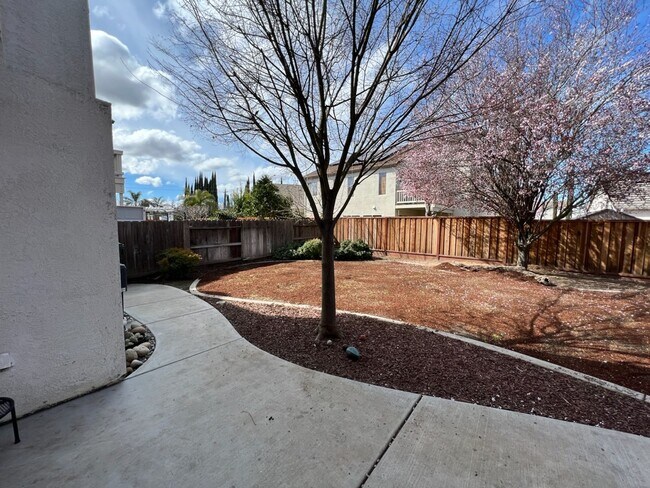 Building Photo - 3 bedroom + a loft in desirable Manteca!