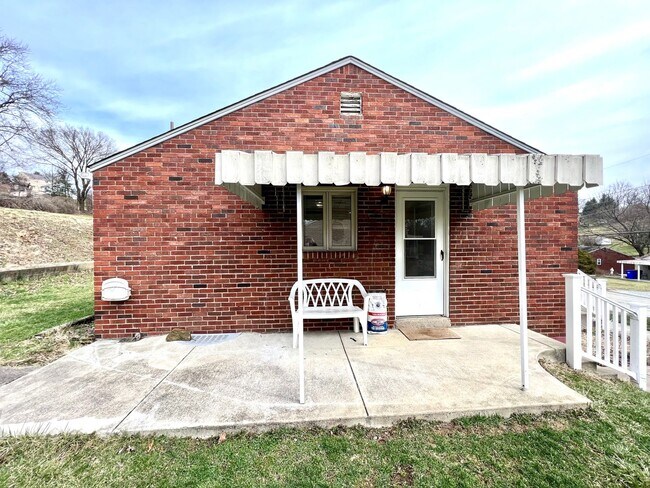 Building Photo - Coraopolis - 3 Bedroom, 1 Bath - Charming ...