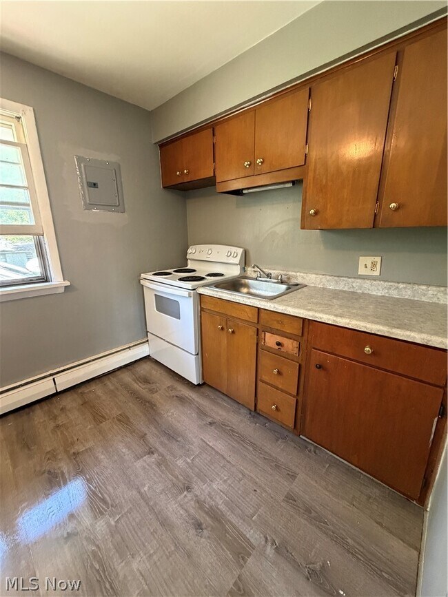 Building Photo - 3055 Hadley Ave