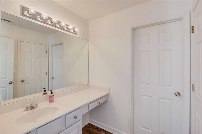 Building Photo - 2870 Roanoke Rd