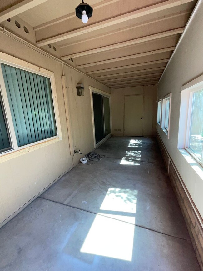 Building Photo - Eastside townhome completely remodeled, he...