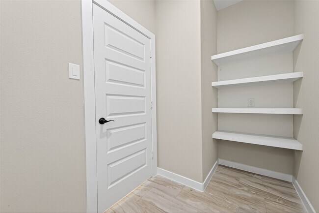 Building Photo - 1107 Lyle W Ave