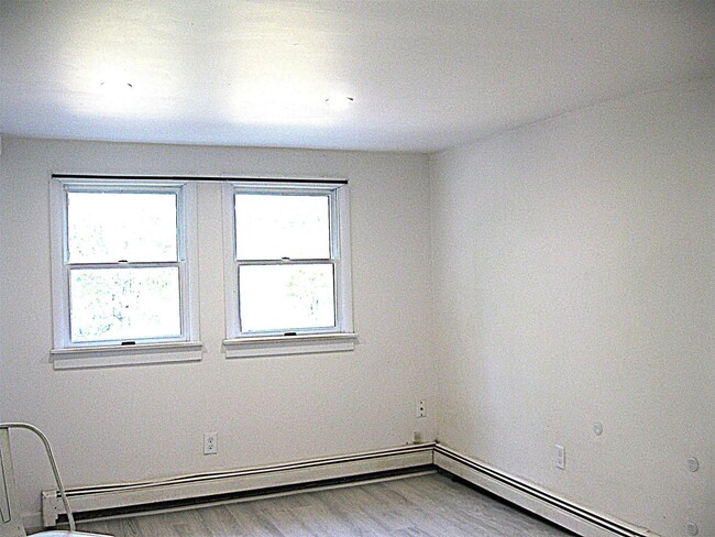 Building Photo - 525 Lake Rd