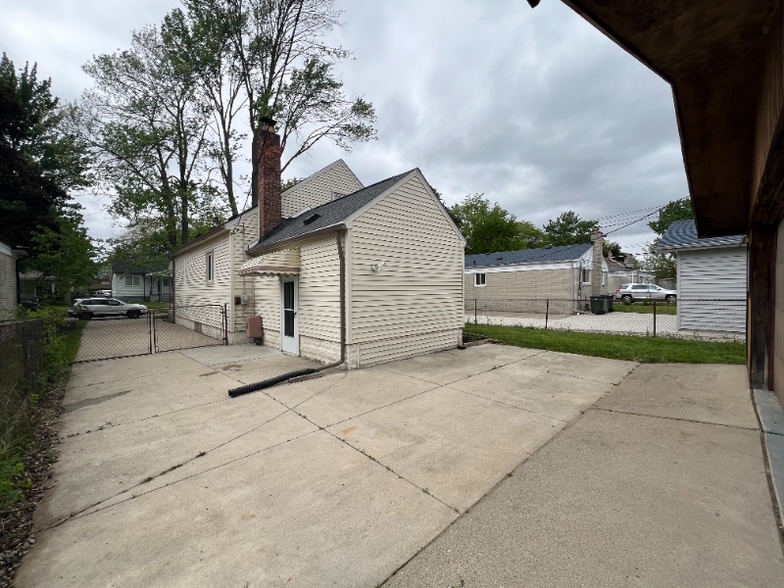 Building Photo - 23124 Grove St