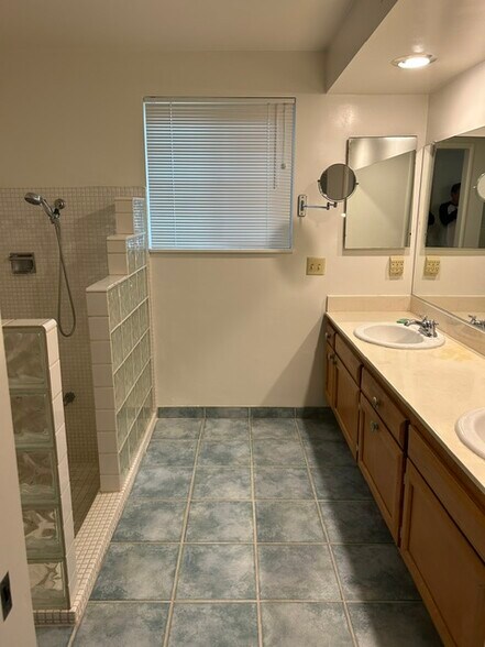 Building Photo - 1493 Crestline Dr