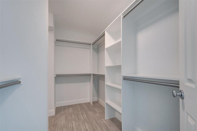 Building Photo - 818 Silvergate Dr
