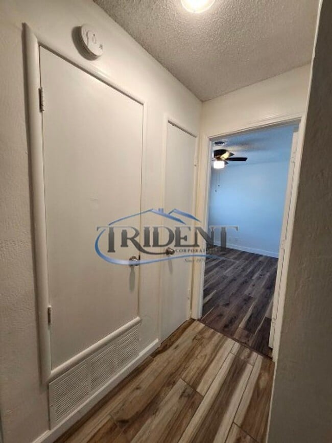 Building Photo - This is a cute 2 bedroom, 1 ½ bath townhouse.