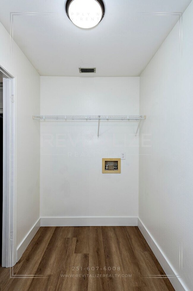 Building Photo - Beautifully Remodeled 4 Bed / 2 Bath Home near Airport Blvd