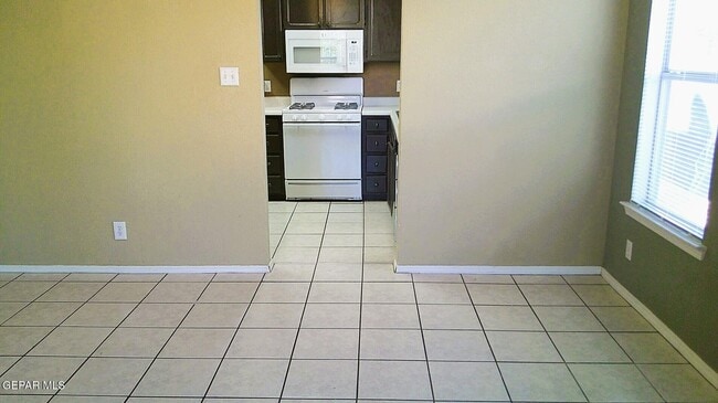 Building Photo - 1450 Plaza Roja Ct