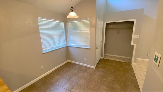 Building Photo - COZY 1/1 w/ Open Floor Plan, Vaulted Ceilings, Fenced in Yard, Solid Floors, Patio, & Washer/Drye...