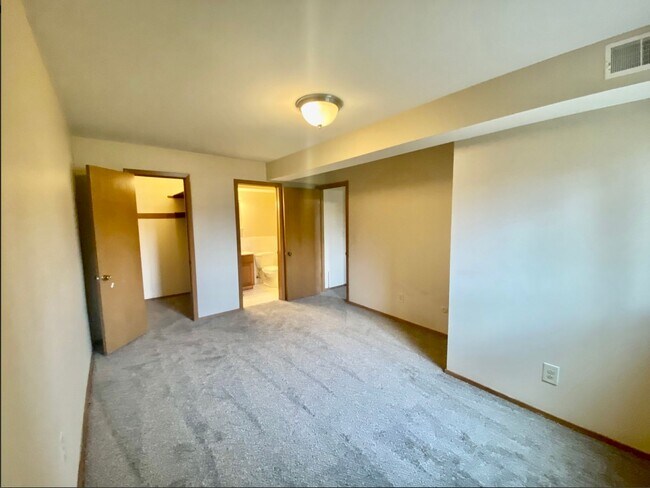 Building Photo - 2 Bedroom/1.5 Bathroom Apartment - First Floor