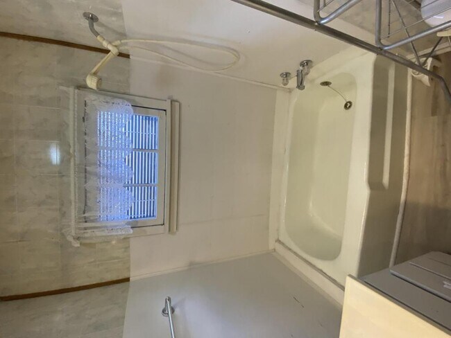 Building Photo - 175 E Beech St