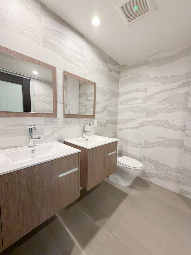 Building Photo - Top Floor Beautiful 2BD 2BA