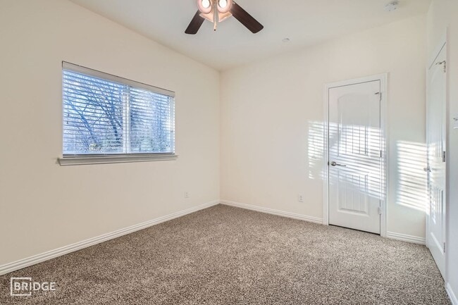 Building Photo - 1341 Lakecrest Ln