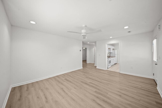 Building Photo - Newly Renovated 2 Bedroom 1 Bath Home