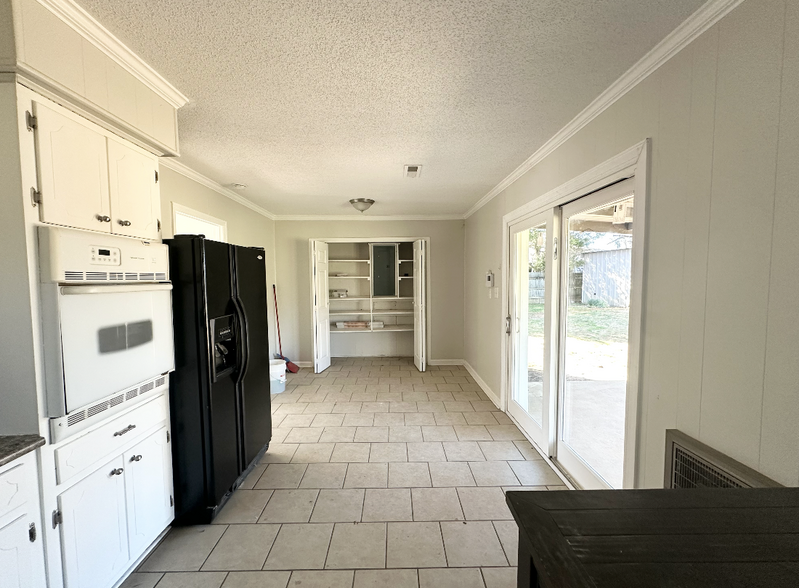 Kitchen and Dining - 2952 Lynnwood Cir SW