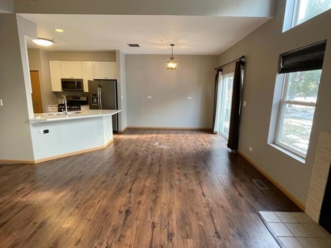 Building Photo - 458 Landmark Ave