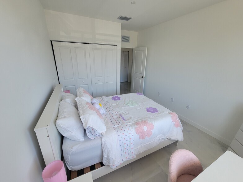 Building Photo - 935 SW 72nd Ave