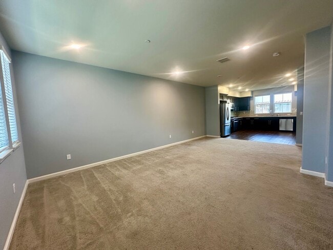 Building Photo - Lovley Blue 3 Bedroom Condo!