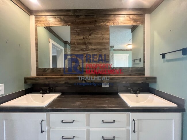 Building Photo - 3 Bed / 2 Bath Farmhouse Styled Home – Move In Ready