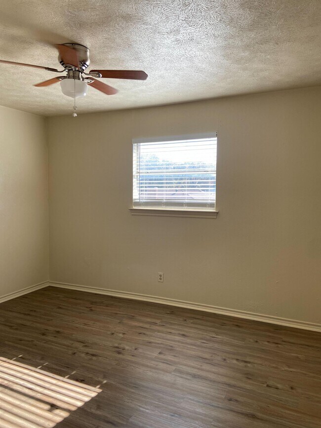 Building Photo - 704 Skyline Dr