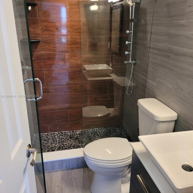 Building Photo - 1720 NW N River Dr