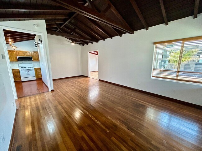 Building Photo - Charming 2 Bed / 2 Bath Coastal Retreat with Ocean Views in Ocean Beach
